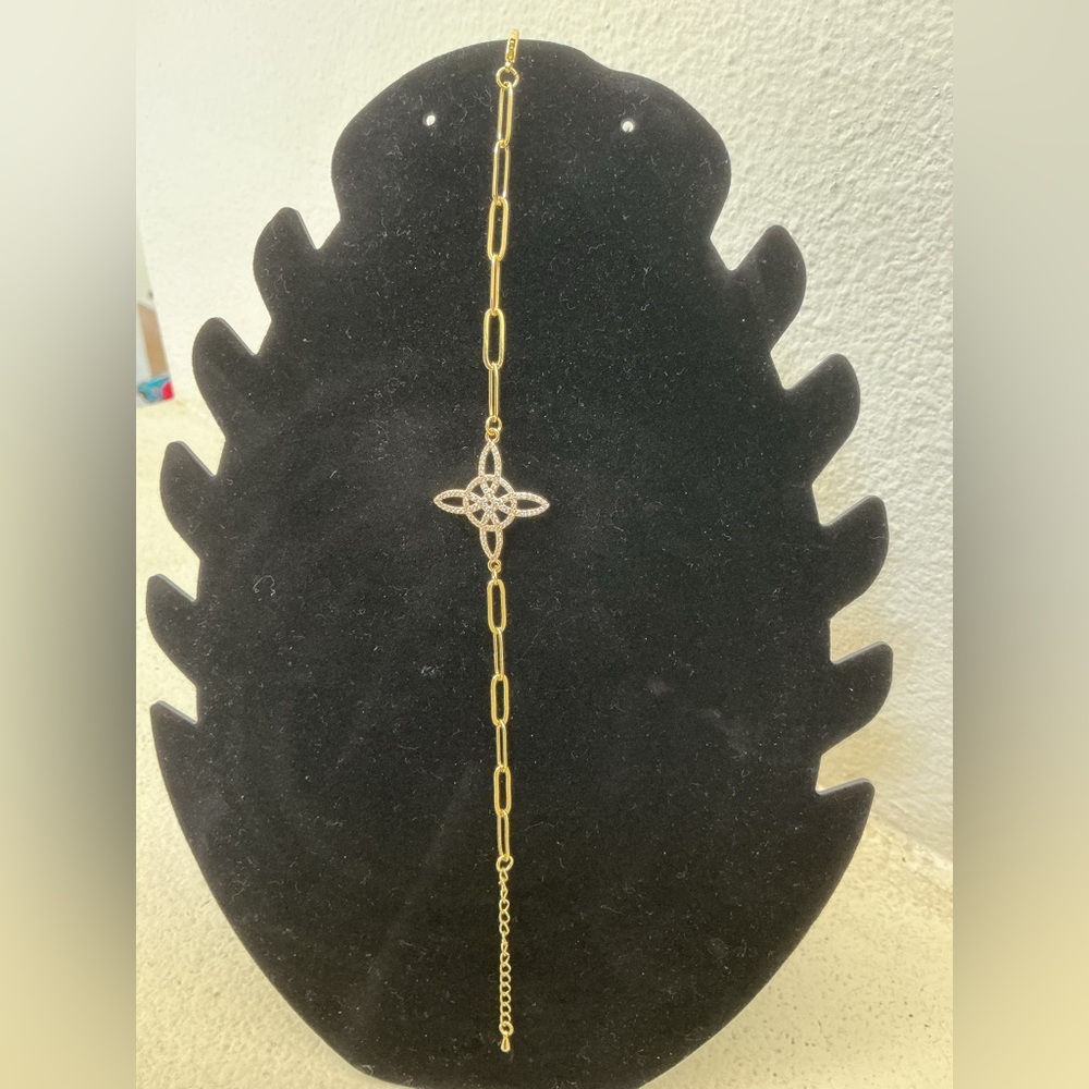 Elegant Gold Chain Bracelet with Intricate Knot Design